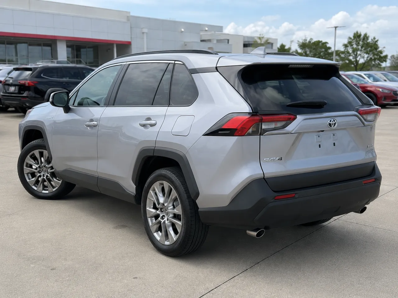 2021 Toyota RAV4 XLE AWD thumbnail 4