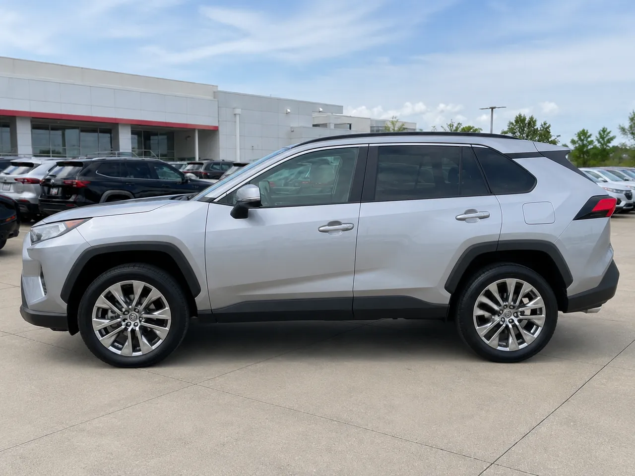 2021 Toyota RAV4 XLE AWD thumbnail 6